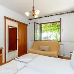 2 Bedroom Lovely In Novi Vinodolski